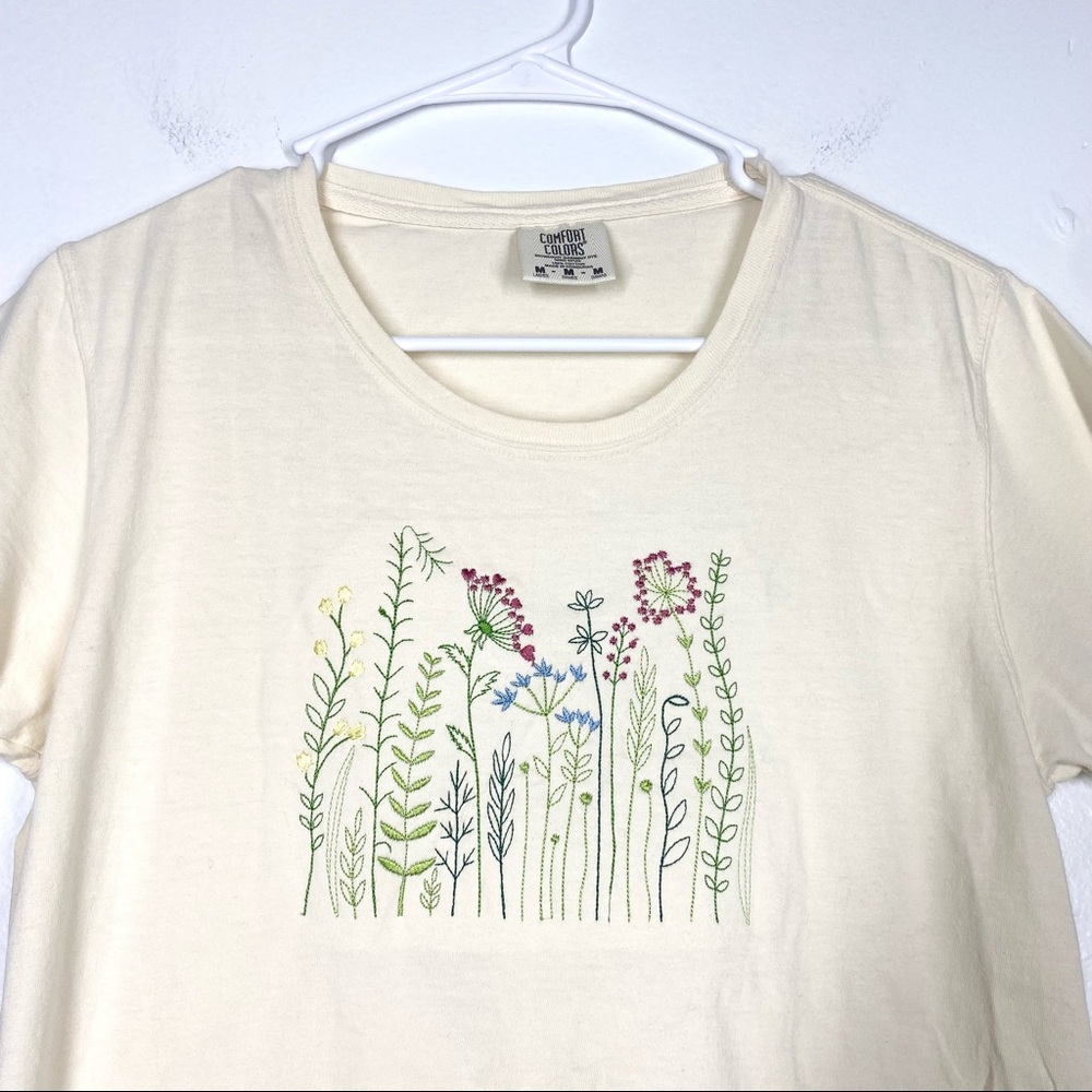 COMFORT COLORS Embroidered Floral Boho Graphic Tee Top Small - Picture 2 of 4